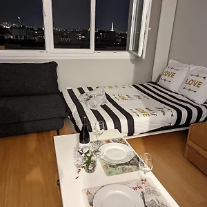 Appartement Charming With Eiffel View, Paris